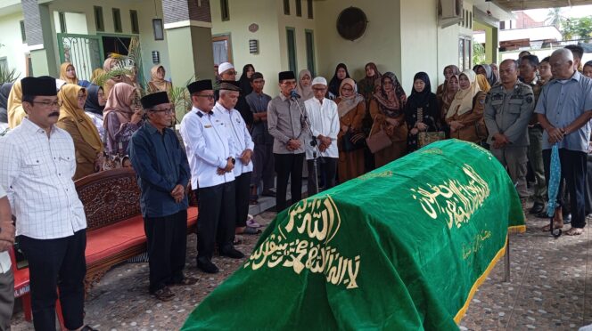 
					Bupati Safaruddin dan Irfendi Arbi Lepas Jenazah Almarhum Rilza Hanif