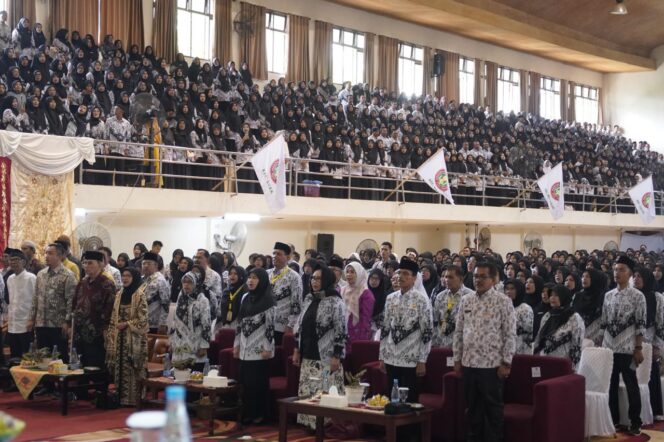 
					Bupati Safaruddin Perjuangkan Nasib Ribuan Guru Honorer Untuk Diangkat Jadi ASN dan PPPK